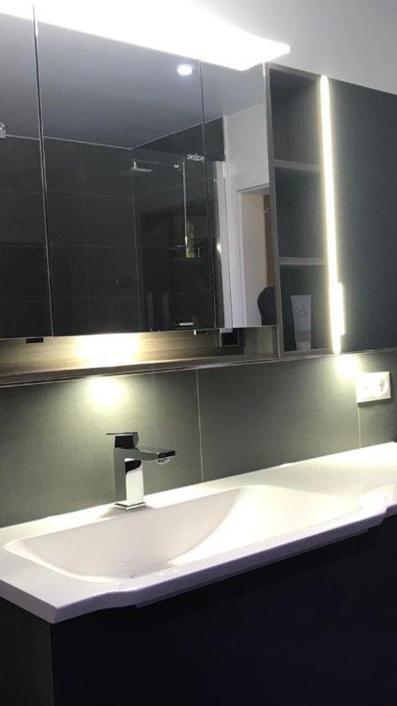 Beispiel für altersgerechten Badumbau mit bodengleicher Dusche