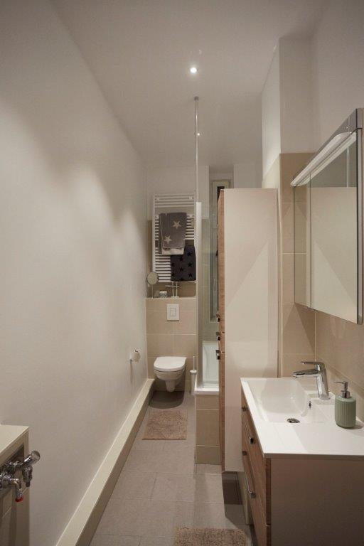 Detailaufnahme einer modernen Duscharmatur im Berliner Badumbau