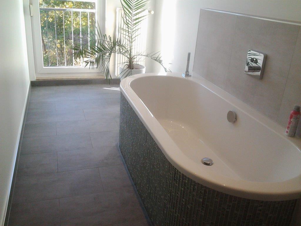 Ein elegantes, modernes Badezimmer, fertiggestellt nach Komplettumbau durch Berliner Badumbaufirma