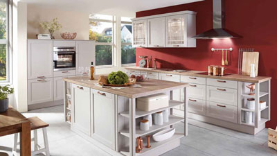 Wohlfühlküche im Landhausstil mit Kochinsel und Markengeräten