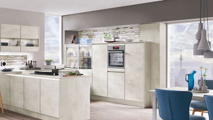 Klassische Einbauküche mit Holzakzenten