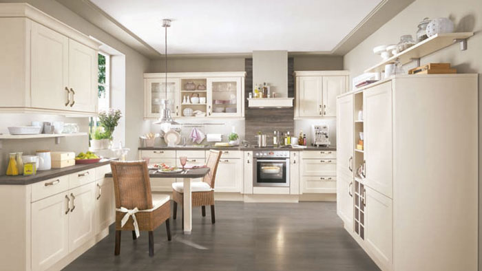 Gemütliche Landhausküche mit Kassettenfronten